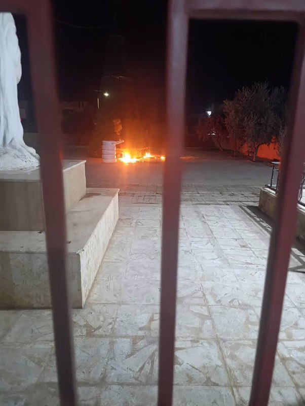 صورة توضيحية لمحاولة إحراق شجرة الميلاد